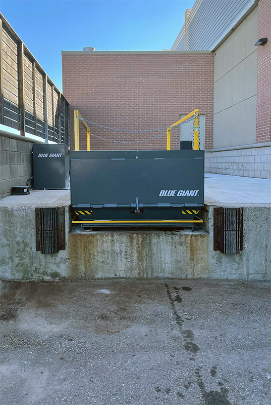 retail store mall outdoor dock lift table
